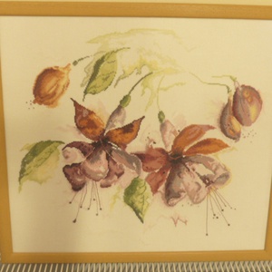 Keresztszemes kép fukszia virágokkal 47x52 cm,ajándéknak is kiváló, minőségi munka - Meska.hu