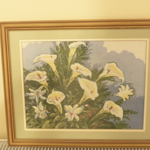 Keresztszemes kép kála virágokkal 37x46 cm, ajándéknak is kiváló, minőségi munka - Meska.hu