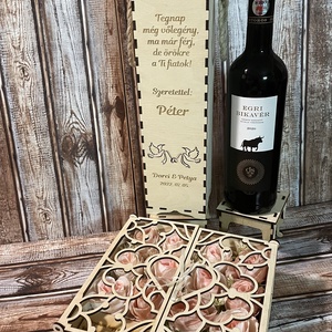 Szülőköszöntő szett, virág box szív mintájú ajtókkal, gravírozott idézettel, bortartóval, galamb mintával - Meska.hu