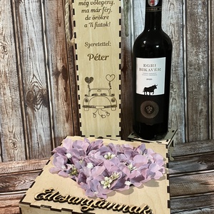 Szülőköszöntő szett, virág box szív formára tűzött virágokkal, felirattal, bortartóval Just Married mintával - Meska.hu