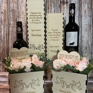 Szülőköszöntő szett, virág boxok, gravírozott díszdobozban, szív alakú betűzőkkel, bortartókkal, galamb mintával, Esküvő, Emlék & Ajándék, Szülőköszöntő ajándék, Famegmunkálás, Virágkötés, MESKA