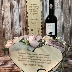 Szülőköszöntő szett, szív alakú virág box, gravírozott előlappal, bortartóval, Just Married mintával - Meska.hu