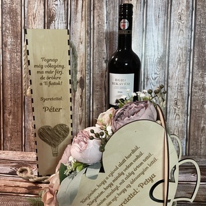 Szülőköszöntő szett, szív alakú virág box, gravírozott előlappal, bortartóval, léggömb-szív mintával - esküvő - emlék & ajándék - szülőköszöntő ajándék - Meska.hu
