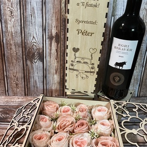 Szülőköszöntő szett, virág box szív mintájú ajtókkal, gravírozott idézettel, bortartóval, Just Married mintával, Esküvő, Emlék & Ajándék, Szülőköszöntő ajándék, Famegmunkálás, Virágkötés, MESKA