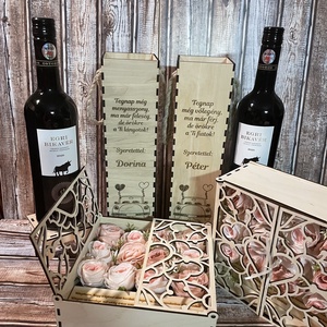 Szülőköszöntő szett, virág boxok szív mintájú ajtókkal, gravírozott idézettel, bortartókkal, Just Married mintával - esküvő - emlék & ajándék - szülőköszöntő ajándék - Meska.hu