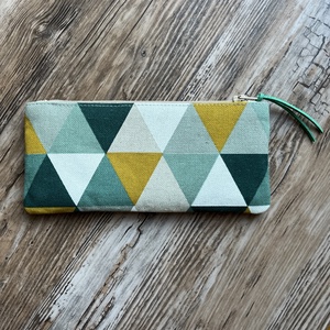 Háromszög mintás neszesszer tolltartó szemüvegtartó zöld okker neszesszer pedagógusnap - táska & tok - neszesszer - Meska.hu