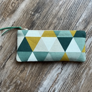 Háromszög mintás neszesszer tolltartó szemüvegtartó zöld okker neszesszer pedagógusnap - Meska.hu