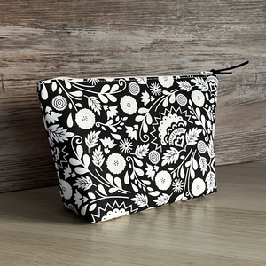 Fekete-fehér virágos neszesszer pipere táska születésnap gyereknap pedagógusnap neszeszer - táska & tok - neszesszer - Meska.hu