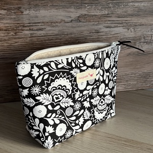Fekete-fehér virágos neszesszer pipere táska születésnap gyereknap pedagógusnap neszeszer - táska & tok - neszesszer - Meska.hu