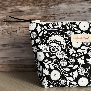 Fekete-fehér virágos neszesszer pipere táska születésnap gyereknap pedagógusnap neszeszer - táska & tok - neszesszer - Meska.hu