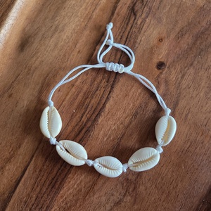 Kagylós karkötő - ékszer - karkötő - fonott karkötő - Meska.hu