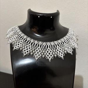 Fehér gyöngy kriza nyakék, Ékszer, Nyaklánc, Gyöngyös nyaklánc, Gyöngyfűzés, gyöngyhímzés, MESKA