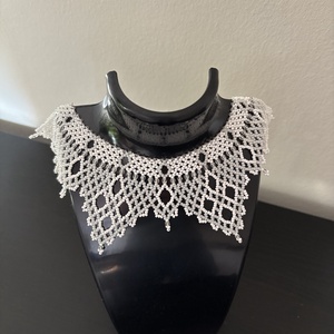 Fehér gyöngy kriza nyakék, Ékszer, Nyaklánc, Gyöngyös nyaklánc, Gyöngyfűzés, gyöngyhímzés, MESKA