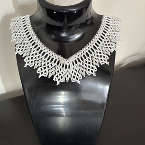 Alkalmi fehér gyöngyös nyaklánc, Ékszer, Nyaklánc, Gyöngyös nyaklánc, Gyöngyfűzés, gyöngyhímzés, MESKA