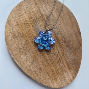 Elza virágmedál osztrák kristálygyöngyből - Meska.hu