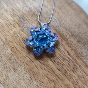 Elza virágmedál osztrák kristálygyöngyből - ékszer - nyaklánc - medál - Meska.hu