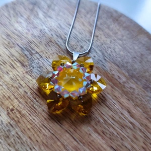 Hajnalcsillag virágmedál osztrák kristálygyöngyből, Ékszer, Nyaklánc, Medál, Gyöngyfűzés, gyöngyhímzés, MESKA