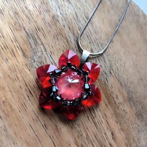 Pipacs virágmedál osztrák kristálygyöngyből, Ékszer, Nyaklánc, Medál, Gyöngyfűzés, gyöngyhímzés, MESKA