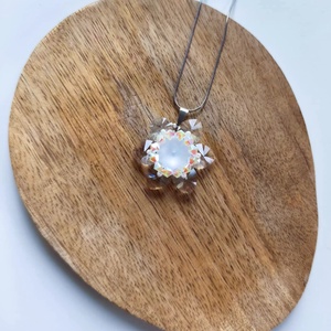 Hópihe virágmedál osztrák kristálygyöngyből - ékszer - nyaklánc - medál - Meska.hu