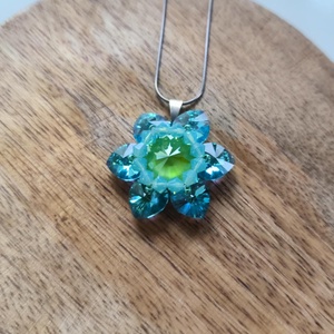 Mojito virágmedál osztrák kristálygyöngyből, Ékszer, Nyaklánc, Medál, Gyöngyfűzés, gyöngyhímzés, MESKA