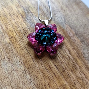 Pink és áfonya virágmedál osztrák kristálygyöngyből, Ékszer, Nyaklánc, Medál, Gyöngyfűzés, gyöngyhímzés, MESKA