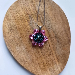 Pink és áfonya virágmedál osztrák kristálygyöngyből - ékszer - nyaklánc - medál - Meska.hu
