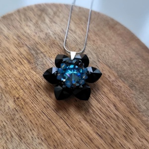 Vaslady virágmedál osztrák kristálygyöngyből, Ékszer, Nyaklánc, Medál, Gyöngyfűzés, gyöngyhímzés, MESKA