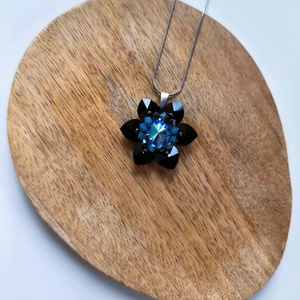 Vaslady virágmedál osztrák kristálygyöngyből - ékszer - nyaklánc - medál - Meska.hu