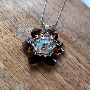 Gesztenye virágmedál osztrák kristálygyöngyből, Ékszer, Nyaklánc, Medál, Gyöngyfűzés, gyöngyhímzés, MESKA