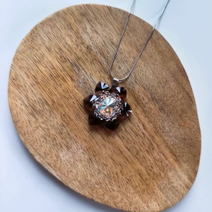 Gesztenye virágmedál osztrák kristálygyöngyből - ékszer - nyaklánc - medál - Meska.hu