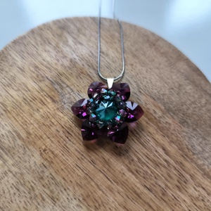 Erdei tündér virágmedál osztrák kristálygyöngyből, Ékszer, Nyaklánc, Medál, Gyöngyfűzés, gyöngyhímzés, MESKA