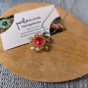 Nárcisz medál osztrák kristálygyöngyből, Ékszer, Nyaklánc, Medál, Gyöngyfűzés, gyöngyhímzés, MESKA