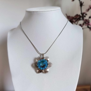 Tengerszemű hölgy medál osztrák kristálygyöngyből, Ékszer, Nyaklánc, Medál, Gyöngyfűzés, gyöngyhímzés, MESKA