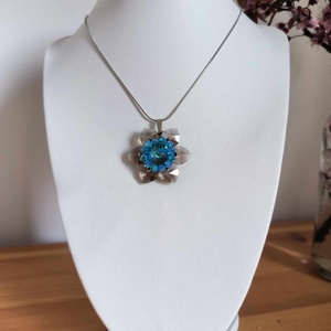 Tengerszemű hölgy medál osztrák kristálygyöngyből - ékszer - nyaklánc - medál - Meska.hu