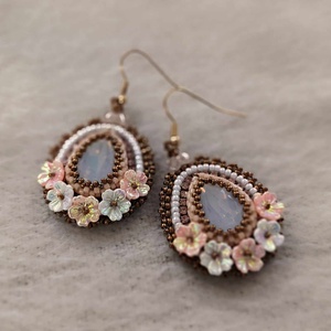 Japáncseresznye - gyöngyhímzett fülbevaló - Meska.hu