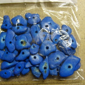 Szabálytalan fa gyöngyök kék vagy piros színben - gyöngy, ékszerkellék - figurális gyöngyök - Meska.hu
