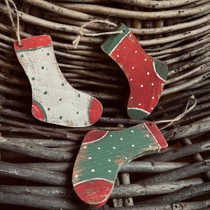 Rusztikus, fa, pöttyös karácsonyi zokni karácsonyfadísz, Karácsony, Karácsonyi lakásdekoráció, Karácsonyfadíszek, Famegmunkálás, Festett tárgyak, MESKA