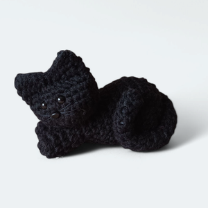 Fekvő cica fekete 15 cm-es , Játék & Sport, Plüssállat & Játékfigura, Cica, Horgolás, MESKA