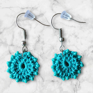 Kisvirágos fülbevaló türkizzöld , Ékszer, Fülbevaló, Lógós kerek fülbevaló, Csipkekészítés, MESKA