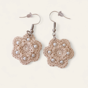 Gerbera fülbevaló bézs, Ékszer, Fülbevaló, Lógós kerek fülbevaló, Csipkekészítés, MESKA