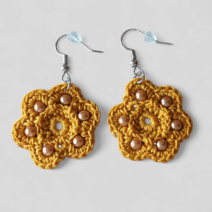 Gerbera fülbevaló okkersárga , Ékszer, Fülbevaló, Lógós kerek fülbevaló, Csipkekészítés, MESKA