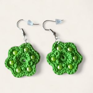 Gerbera fülbevaló kivizöld , Ékszer, Fülbevaló, Lógós kerek fülbevaló, Csipkekészítés, MESKA