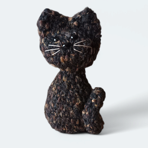 Ülő cica fekete-rozsda foltos, Játék & Sport, Plüssállat & Játékfigura, Cica, Horgolás, MESKA