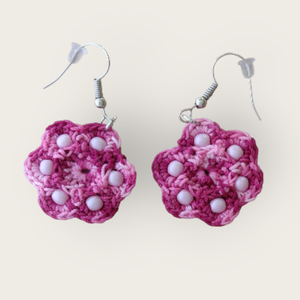 Gerbera fülbevaló ciklámen színváltós , Ékszer, Fülbevaló, Lógós kerek fülbevaló, Csipkekészítés, MESKA