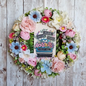 Vártunk tavasz-ajtódísz, Otthon & Életmód, Dekoráció, Ajtó- és ablak dekoráció, Ajtódísz & Kopogtató, Virágkötés, Natúr szalma alapra készítettem,  átmérője 25cm.
Selyemvirággal, zöldekkel és termésekkel díszített..., MESKA