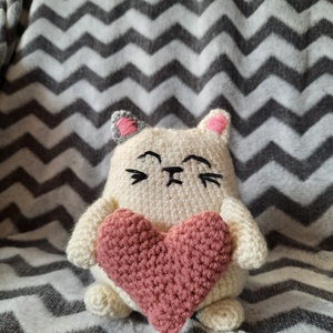 Horgolt cica szívvel - Amigurumi cica - Nem csak Valentin-napra - Meska.hu