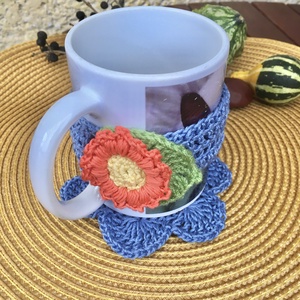 Kék virágos bögredísz, Otthon & Életmód, Dekoráció, Asztal és polc dekoráció, Asztaldísz, Horgolás, MESKA