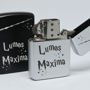 Gravírozott fém öngyújtó Lumos Maxima felirattal � egyedi, varázslatos ajándék fantasy rajongóknak, Otthon & Életmód, Dekoráció, Asztal és polc dekoráció, Hamutál, öngyújtó, pipa, Gravírozás, pirográfia, MESKA