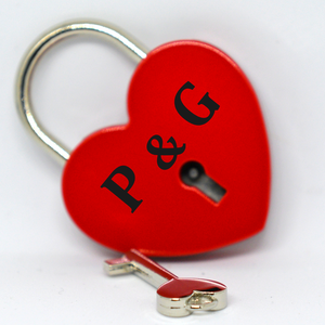 Személyre szabható szív alakú szerelem lakat kulccsal � piros lakat monogrammal, romantikus ajándék pároknak, Otthon & Életmód, Dekoráció, Dísztárgy, Gravírozás, pirográfia, MESKA