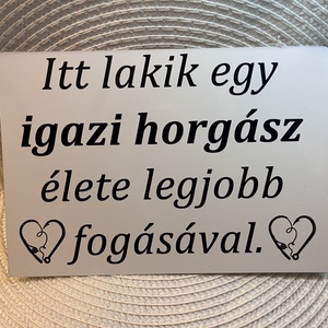 Horgászos vicces tábla � Alumínium dekor tábla horgászoknak  Itt lakik egy horgász - Meska.hu